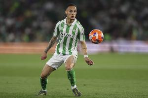 记者：贝蒂斯仍在争取签下安东尼，拜仁、药厂和马竞也对其有意