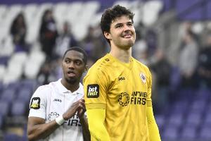 记者：尽管考虑过大马丁，但拉门斯整个夏天都是曼联的首选新门将