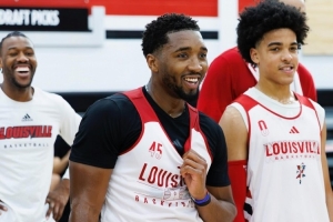 熟悉的球馆！米切尔重返母校路易斯维尔大学与校队学弟们合练