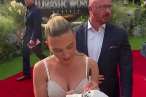 斯嘉丽现身上海《侏罗纪世界》首映礼 此刻我终于理解杜兰特😍