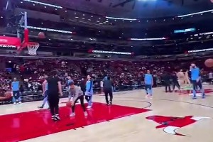 湖人新射手！拉拉维亚这个投篮手型，似乎让人想起某位故人