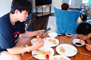 幸福的一口！当杨瀚森辛苦训练后，吃上妈妈做的牛肉饺子