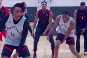 太魔性了！猛龙队这是在热身训练还是跳舞呢😂