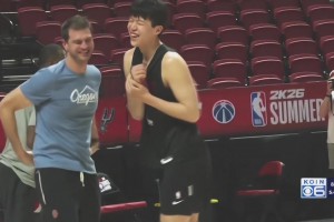 打成一片！杨瀚森和助教斯普利特已经处成哥们儿了😁