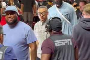 前来督战湖人队友🤣詹姆斯抵达现场看儿子布朗尼夏季联赛