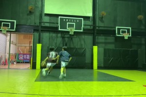 看看日本女篮后卫田中心，14岁时运球上篮训练，基本功很扎实！