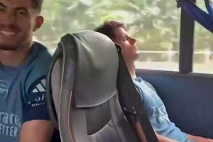 成熟与幼稚😂！31岁诺尔高车上闭目养神，无视队友唱跳打闹