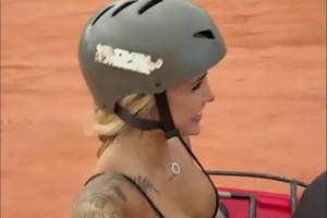 罗德里戈女友这真材实料啊，越野车有点抖搞得镜头晃来晃去😍