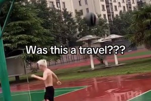 雨天专属！这球到底算不算走步？