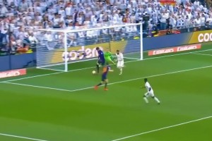 😂皮克自家门前带球不传也不解围！求特狮此刻在想什么？