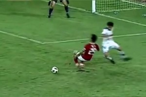 😂郜林禁区反重力假摔染黄！ 解说要笑出眼泪了！