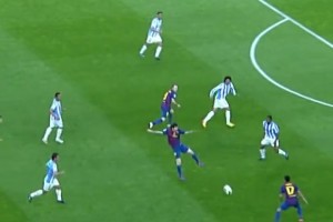 无与伦比的进攻选择：梅西一个大跨步，就能直接把防守球员带走！