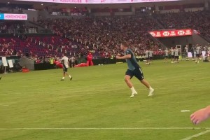 果真如此？香港枪迷：约克雷斯头球不用指望了，完全没腰腹发力