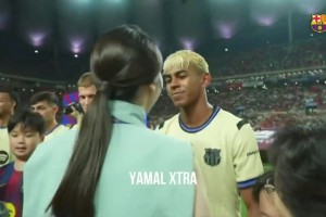 和韩国妹子面颊亲吻后，亚马尔一直忍住不笑😂