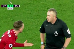 😂我在球场上遇到了自己的小学老师！他居然送给了我一张红牌！