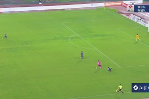 什么水平？苏超镇江队张国庆高速对抗+内切摆脱爆射击中门柱🔥
