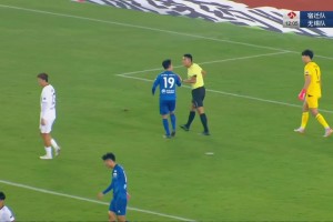 你怎么看？苏超宿迁球员禁区内摔倒，裁判判点后听取边裁意见改判