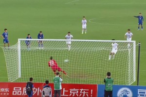 怒！裁判取消宿迁点球后又判给无锡点球！宿迁球迷高喊“裁判XX”
