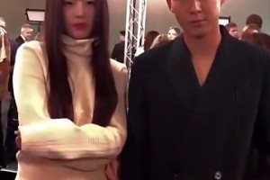 那年千颂伊挽着孙兴慜出席活动，拍照时还一直偷瞄孙兴慜🤣