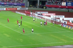 盐城队球员想复制苏亚雷斯名场面，无奈被常州队破坏