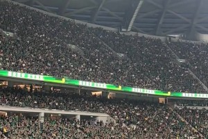 表明态度！实拍：工体北看台国安球迷静默抗议球队近期表现🤔