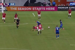 曼联1-1遭埃弗顿扳平！乌加特后场带球被断！恩迪亚耶包抄破门！