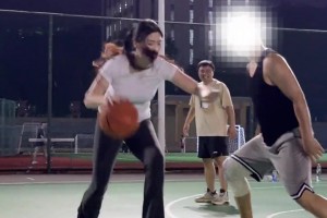 这强度一般啊！野球场肘姐：我喜欢你给我上强度的样子🙊