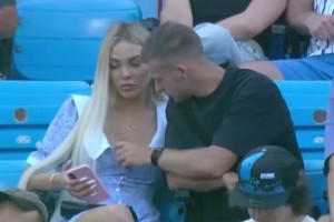 都快走光了！女球迷传低胸衣服让男友很不满意😆