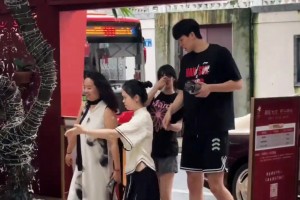 杨瀚森带着女友一起打卡七号私厨 并给美女球迷签名合影~