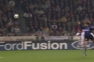 顶级中锋的完美传跑配合！维埃里反击传中克雷斯波头球破门！