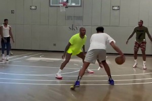 为什么他速度慢慢悠悠的还是随便过人