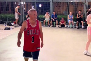 这协调性👍！穿罗斯球衣的73岁大爷突破转身投篮引起阵阵卧槽