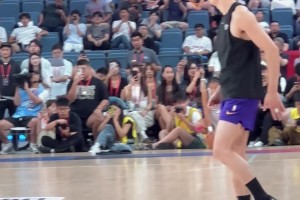 陈登星飞跃6人单臂劈扣，场边的NBA扣篮冠军麦克朗，都忍不住鼓掌