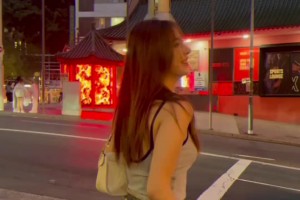 高诗岩场上凶狠如贝弗利 妻子则是温柔甜美呐