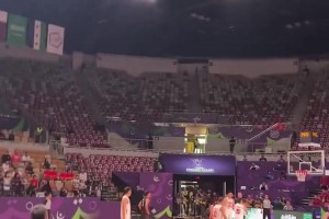 梦回2015！亚洲杯现场中国球迷合唱《歌唱祖国》