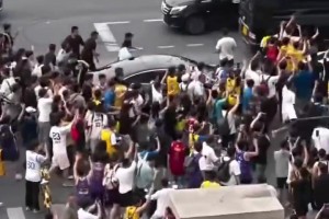 完全失了智🥶一群球迷疯狂追逐詹姆斯的车！交警拼命都拦不住啊