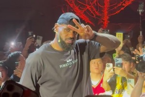 爱耍宝的四旬老汉😛詹姆斯面对球迷镜头，直接做鬼脸比✌️