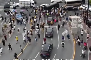 🔥詹姆斯现身上海，一众球迷狂奔跟车！