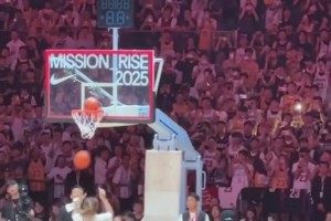 老詹昨日投超远LOGO三分，成功2投0中，其中一个还是三不沾😂