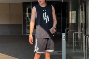 新赛季即将开始，杨瀚森来到球迷商店买点新装备🛍️